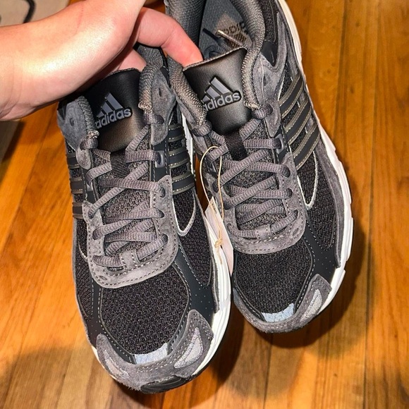 NIB adidas Response CL sneakers - Picture 8 of 8